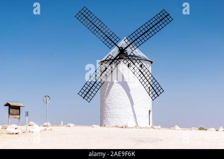 Eine einzelne weiße Spanische Windmühle von Alcázar de San Juan Stockfoto