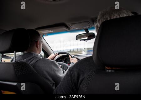 Ein Fahrer während einer langen Reise durch Spanien in einem 2008 Pontiac G6 Stockfoto