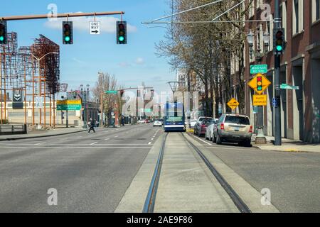 Portland, Oregon/USA - ca. 2019: Eine typische Straße in Portland, Oregon. Reiten hinter einer Straße Auto an einer Kreuzung mit Ampel grün. Stockfoto