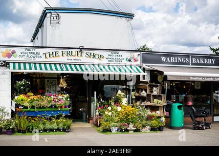 Exterieur des Fruit Shop - unabhängige, familiengeführte grüne Lebensmittelhändler im ländlichen Berkshire, England. Regale von Pflanzen auf dem Straßenbelag draußen. Stockfoto