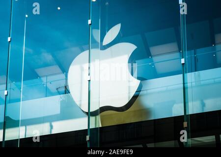 HongKong - November, 2019: Das Apple Logo für Apple Flagship Store in Hongkong Stockfoto