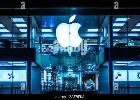 HongKong - November, 2019: Das Apple Logo auf Apple Store Fassade in Hongkong bei Nacht Stockfoto