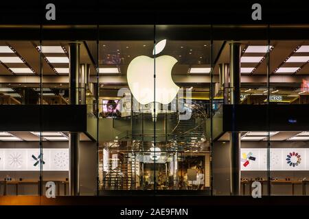 HongKong - November, 2019: Das Apple Logo auf Apple Store Fassade in Hongkong bei Nacht Stockfoto