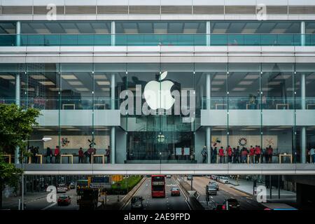 HongKong - November, 2019: Das Apple Logo auf Apple Store Fassade in Hongkong Stockfoto