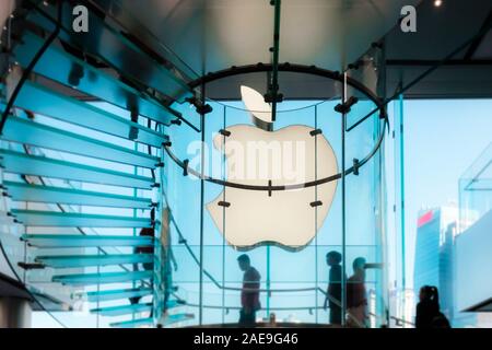 HongKong - November, 2019: Das Apple Logo für Apple Flagship Store in Hongkong Stockfoto