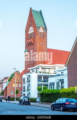 Roter Ziegelbau evangelische St. Petri-Kirche Cuxhaven Niedersachsen Deutschland. Stockfoto