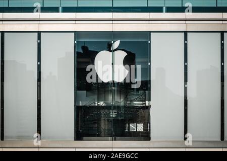 HongKong - November, 2019: Das Apple Logo auf geschlossenen Apple Flagship Store in Hongkong Stockfoto