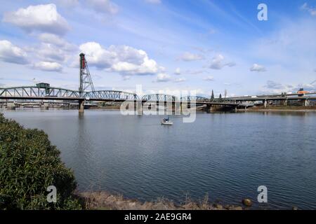 Ein einsames Boot auf Willamette River und Hawthorne bidge in Portland, Oregon. Stockfoto