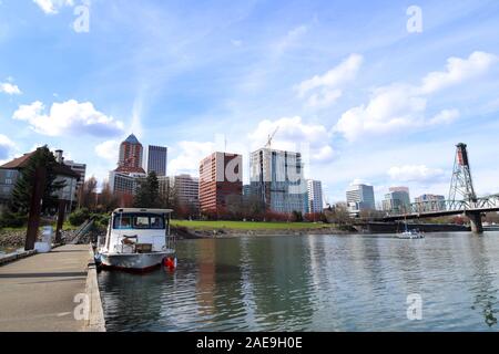 Portland Oregon Skyline von einem Pier am Willamette River aus gesehen. Stockfoto