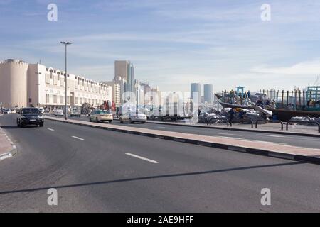 DUBAI, VAE - 26. Dezember 2017: Deira historischen Viertel von Dubai mit Blick auf den Creek Stockfoto