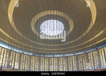 DUBAI, VAE - 26. Dezember 2017: Dubai Mall auf der Dachterrasse Blick von Innen Stockfoto