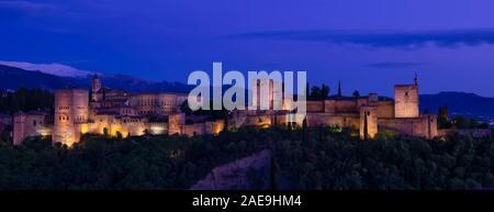 Panoramablick auf die herrliche Alhambra Palast in der Abenddämmerung, ein UNESCO-Weltkulturerbe, aus der Sicht des Mirador de San Nicolás Stockfoto