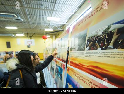 Toronto, Kanada. 7 Dez, 2019. Besucher Bilder anzeigen, die an einem Foto Ausstellung anlässlich des 70. Jahrestages der Gründung der Volksrepublik China (VRC) in Scarborough der Großraum Toronto, Kanada, Dez. 7, 2019. Die Foto- ausstellung in Scarborough am Samstag geöffnet. Credit: Zou Zheng/Xinhua/Alamy leben Nachrichten Stockfoto