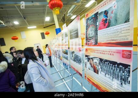 Toronto, Kanada. 7 Dez, 2019. Besucher Bilder anzeigen, die an einem Foto Ausstellung anlässlich des 70. Jahrestages der Gründung der Volksrepublik China (VRC) in Scarborough der Großraum Toronto, Kanada, Dez. 7, 2019. Die Foto- ausstellung in Scarborough am Samstag geöffnet. Credit: Zou Zheng/Xinhua/Alamy leben Nachrichten Stockfoto