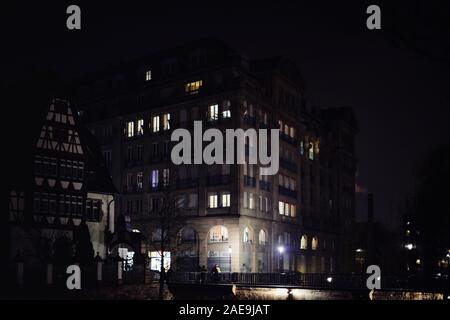 Straßburg, Frankreich - Dez 20, 2016: Iconic Esca Gebäude bei Nacht im Zentrum von Straßburg, Frankreich Stockfoto