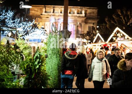 Straßburg, Frankreich - Dez 20, 2016: Menschen verhandeln Preis an den berühmten Weihnachtsmarkt Christkindlmarkt in Place Broglie Stockfoto