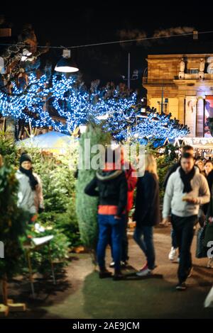 Straßburg, Frankreich - Dez 20, 2016: Defokussierten Silhouette von Menschen verhandeln Preis an den berühmten Weihnachtsmarkt Christkindlmarkt in Place Broglie Stockfoto