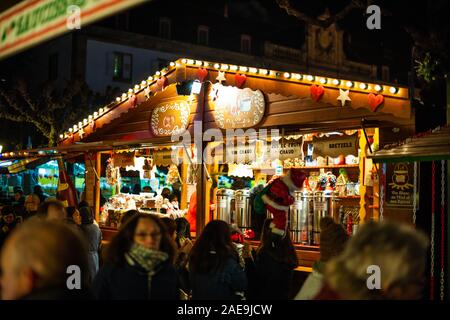 Straßburg, Frankreich - Dez 20, 2016: Silhouetten von Menschen vor Marktstand mit traditionellen vin chaud Glühwein, und heißer Saft während der jährlichen Weihnachtsmarkt in Straßburg, Frankreich Stockfoto