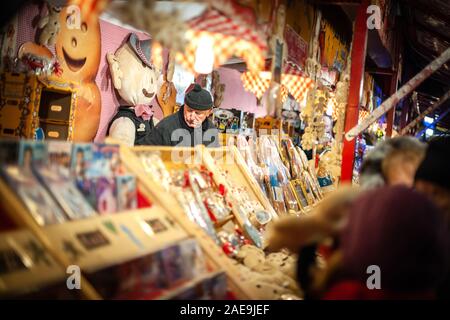 Straßburg, Frankreich - Dez 20, 2016: Ältere Verkäufer am jährlichen Weihnachtsmarkt verkaufen Süßigkeiten und Geschenke zu den Touristen in der Nähe von dem Markt chalet Abschaltdruck Stockfoto