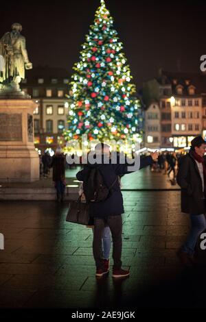 Straßburg, Frankreich - Dez 20, 2016: Paar unter Foto auf dem Smartphone mit hohen Tanne in Place Kleber während der jährlichen Weihnachtsmarkt in Straßburg Elsass Stockfoto