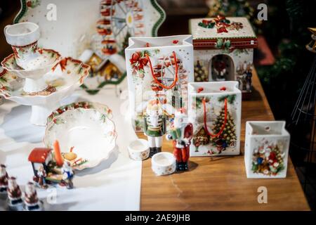 Straßburg, Frankreich - Dez 20, 2016: Mehrere Porzellan Objekte mit Weihnachten in Verbindung stehende Thema während der jährlichen Marche de Noel in der französischen Stadt Straßburg im Villeroy & Boch store Stockfoto