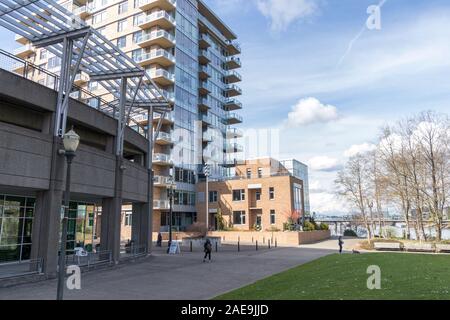 Portland, Oregon/USA - ca. 2019: Menschen zu Fuß im Süden Hafenviertel in Portland, Oregon, an einem schönen Tag. Stockfoto