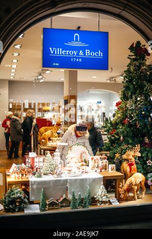 Straßburg, Frankreich - Dez 20, 2016: Innenraum von Villeroy und Boch Porzellan store mit Frau bewundern traditionelle hochwertige Geschenke für die kommenden Feiertage Stockfoto