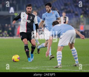 Rom, Italien. 7 Dez, 2019. Emre können von Juventus Turin steuert die Kugel während der italienischen Serie A Fußballspiel zwischen SS Lazio und FC Juventus am Olympiastadion Credit: Ciro De Luca/ZUMA Draht/ZUMAPRESS.com/Alamy leben Nachrichten Stockfoto