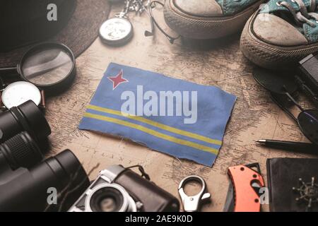 Aruba Flagge zwischen Traveler Zubehör auf alten Vintage Karte. Reiseziel Konzept. Stockfoto