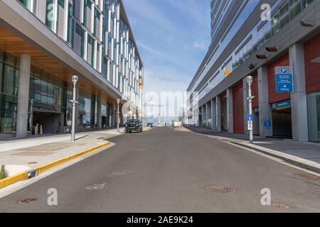 Portland, Oregon/USA - ca. 2019: Tilikum Kreuzung Brücke aus einer engen Gasse, die von zwei Gebäuden auf einem sonnigen Tag im Sommer geschlossenen gesehen. Stockfoto