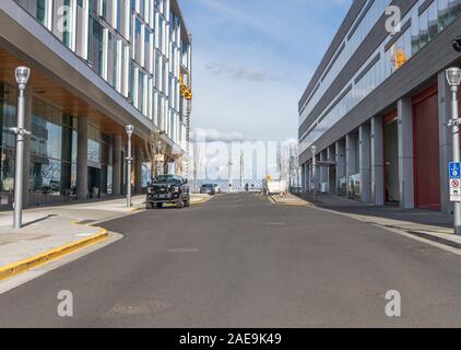 Portland, Oregon/USA - ca. 2019: Tilikum Kreuzung Brücke aus einer engen Gasse, die von zwei Gebäuden auf einem sonnigen Tag im Sommer geschlossenen gesehen. Stockfoto