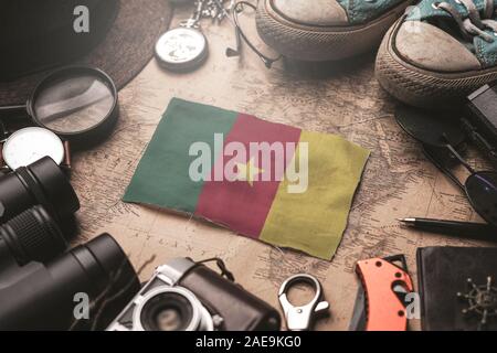 Kamerun Flagge zwischen Traveler Zubehör auf alten Vintage Karte. Reiseziel Konzept. Stockfoto