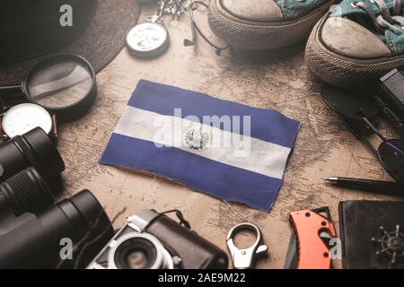 El Salvador Flagge zwischen Traveler Zubehör auf alten Vintage Karte. Reiseziel Konzept. Stockfoto