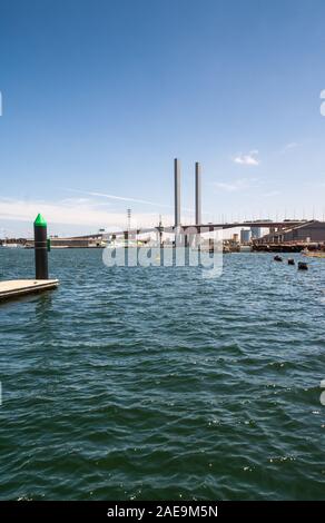 Melbourne, Australien - 16. November 2009: Portrait von Groß und große Bolte Brücke über den Fluss Yarra unter Blau cloudscape. Hochspannungsleitung und Turm. Stockfoto