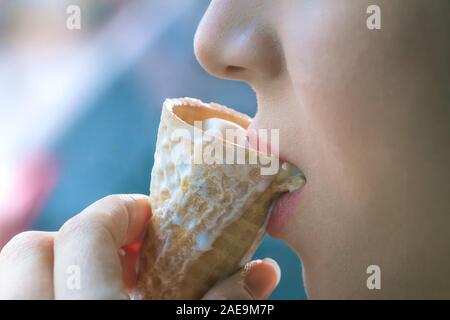 Junges Madchen Draussen Eis Essen Stockfotografie Alamy