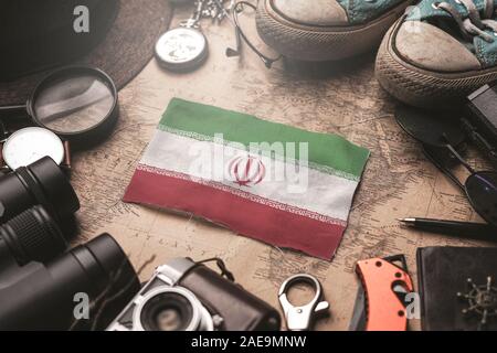 Iran Flagge zwischen Traveler Zubehör auf alten Vintage Karte. Reiseziel Konzept. Stockfoto