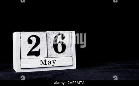 26. Mai, 26. Mai, Tag 26 der Monat Mai - vintage Holz weiß Kalender Blöcke auf schwarzen Hintergrund mit leeren Raum für Text Stockfoto