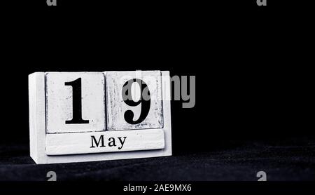 19. Mai 19. Mai 19 Tag des Monats Mai - vintage Holz weiß Kalender Blöcke auf schwarzen Hintergrund mit leeren Raum für Text Stockfoto