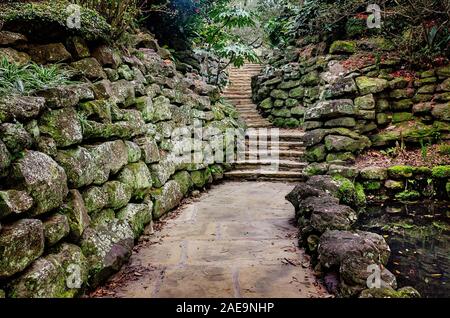 Flagstone Stufen führen Besucher durch die Steingarten an der Bellingrath Gardens, 24. Februar 2018, in Theodore, Alabama. Stockfoto