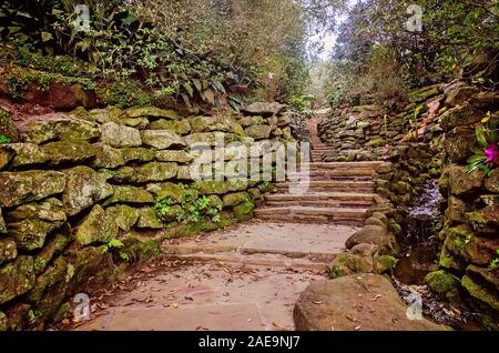 Flagstone Stufen führen Besucher durch die Steingarten an der Bellingrath Gardens, 24. Februar 2018, in Theodore, Alabama. Stockfoto