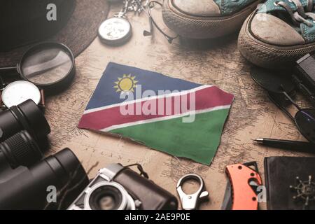 Namibia Flagge zwischen Traveler Zubehör auf alten Vintage Karte. Reiseziel Konzept. Stockfoto