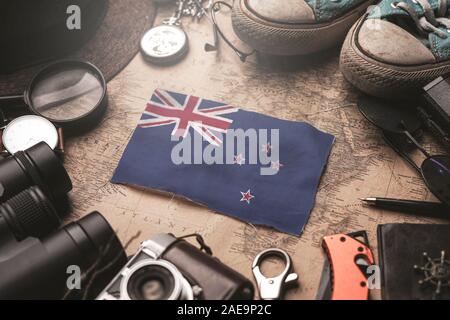 Neuseeland Flagge zwischen Traveler Zubehör auf alten Vintage Karte. Reiseziel Konzept. Stockfoto