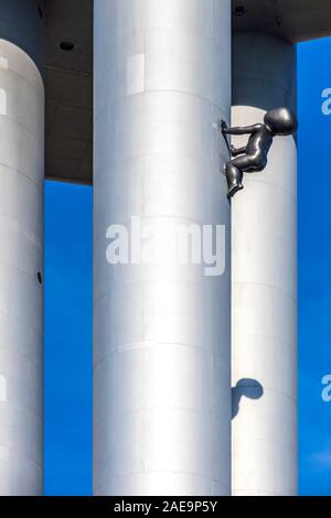 Prag, Tschechische Republik - 26. Oktober 2019: Details der Turm Babys Skulptur von David Cerny in Prag Zizkov Fernsehturm in Prag (in gebaut Stockfoto