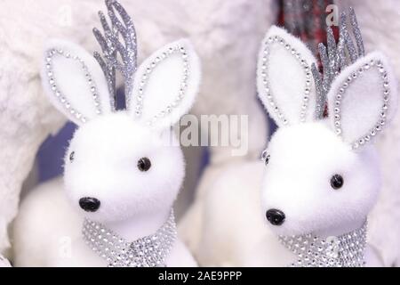 Weißes Fell Hirsch Weihnachten Heimtextilien in Schals aus Strass und mit silbernen Hörnern. Winter festlicher Hintergrund. Stockfoto