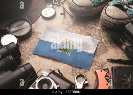 San Marino Fahne zwischen Traveler Zubehör auf alten Vintage Karte. Reiseziel Konzept. Stockfoto