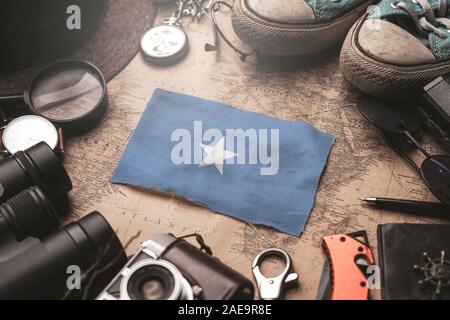 Somalia Flagge zwischen Traveler Zubehör auf alten Vintage Karte. Reiseziel Konzept. Stockfoto