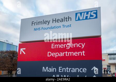 Ein Zeichen bei Frimley Park Hospital gibt Richtungen vor dem Haupteingang und in der Notaufnahme Stockfoto