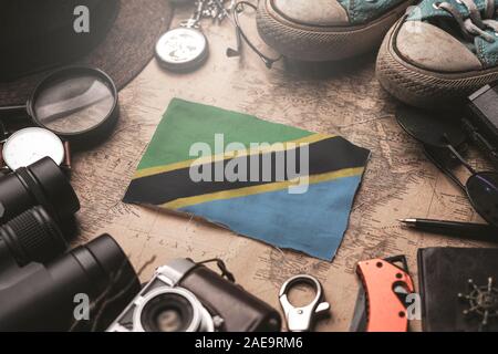 Tansania Fahne zwischen Traveler Zubehör auf alten Vintage Karte. Reiseziel Konzept. Stockfoto
