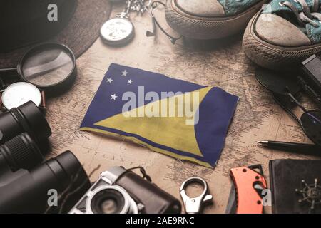 Tokelau Flag Zwischen Traveler Zubehör auf alten Vintage Karte. Reiseziel Konzept. Stockfoto