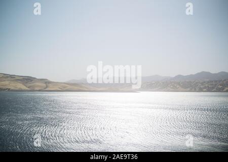 Herbst (Herbst) leichtes Aufprallen des San Luis Reservoirs, des fünftgrößten Reservoirs der USA, an einem helllichten Tag Ende Oktober. Stockfoto